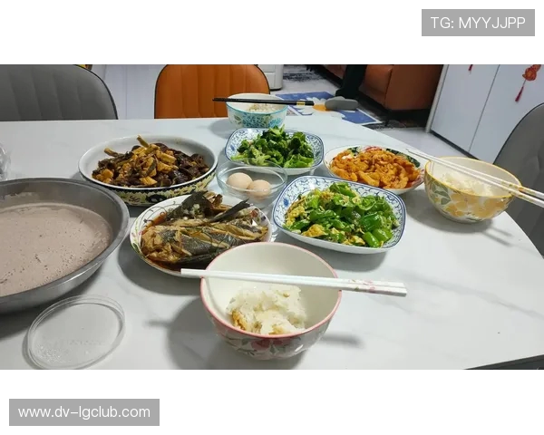 晚饭时间足球迷的选择：营养丰富的美味对决，哪一款更适合你？